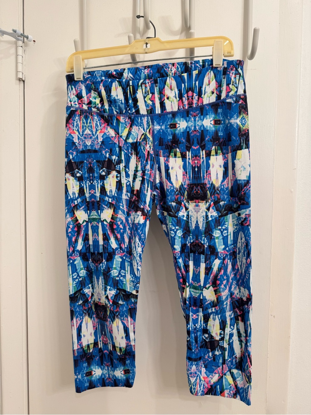 Fabletics Blue Multi-Color Geometric Capri Leggings